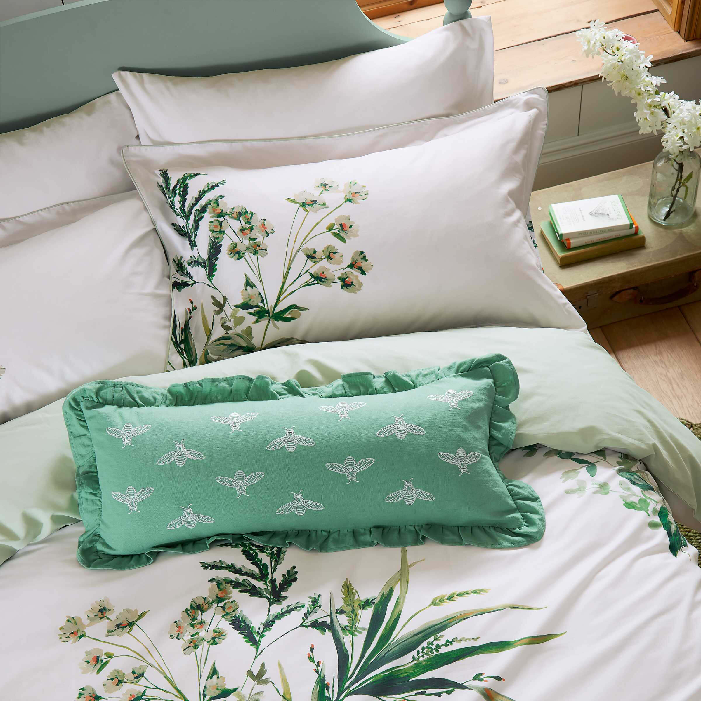 Product photograph of Joules Lakeside Slumber Woven Throw Multi from Bedeck Home.